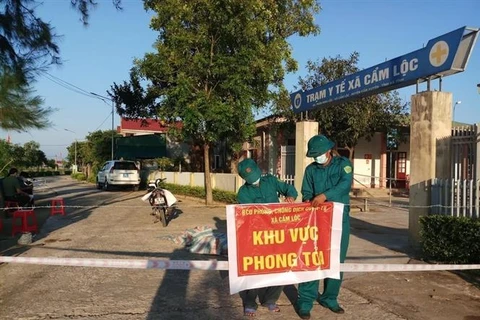 Lực lượng chức năng tiến hành phong tỏa tại Trạm Y tế xã Cẩm Lộc (Hà Tĩnh). (Ảnh: TTXVN)