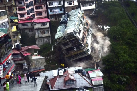 Tòa nhà 8 tầng ở Ấn Độ sập trong tích tắc sau nhiều ngày mưa lớn