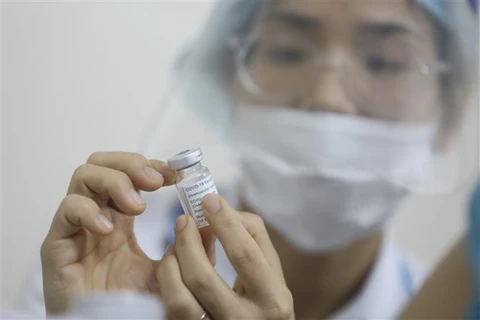 Tiêm vaccine ngừa COVID-19 cho nhân viên y tế tại Bệnh viện Thanh Nhàn (Hà Nội). (Ảnh: Minh Quyết/TTXVN)