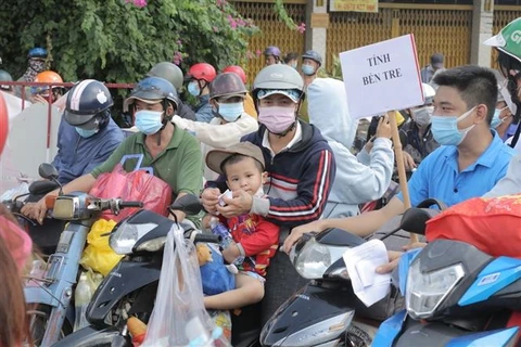 Người dân các tỉnh miền Tây rời Thành phố Hồ Chí Minh về quê, ngày 1/10/2021. (Ảnh: TTXVN)