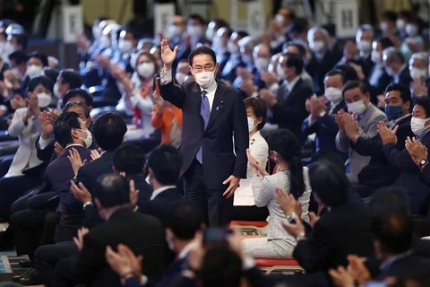 Ông Fumio Kishida (trung tâm) vượt qua 3 ứng cử viên khác để giành chiến thắng trong cuộc đua vào chiếc ghế chủ tịch đảng Dân chủ Tự do cầm quyền (LDP), sau 2 vòng bỏ phiếu của LDP diễn ra vào ngày 29/9/2021. (Ảnh: AFP/TTXVN)