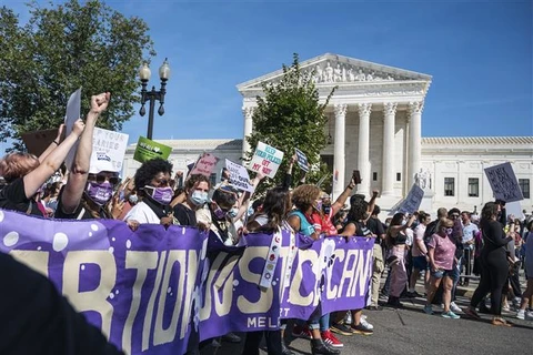 Người biểu tình phản đối luật hạn chế phá thai hà khắc tại Washington, D.C. (Mỹ), ngày 2/10/2021. (Ảnh: AFP/TTXVN)