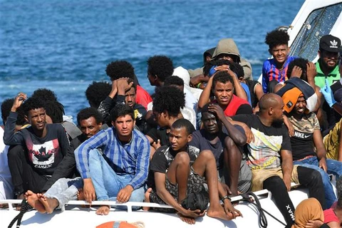 Người di cư từ Libya và Tunisia được Lực lượng bảo vệ bờ biển Italy cứu tại khu vực ngoài khơi đảo Lampedusa (Italy), ngày 1/8/2020. (Ảnh: AFP/TTXVN)
