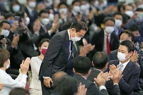 Ông Fumio Kishida (trung tâm) sau khi được bầu làm tân Chủ tịch đảng Dân chủ Tự do cầm quyền (LDP), tại Tokyo ngày 29/9/2021. (Ảnh: Kyodo/TTXVN)