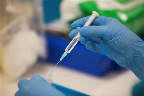 Nhân viên y tế chuẩn bị tiêm vaccine phòng COVID-19 của Pfizer-BioNTech cho người dân tại Bristton (Anh), ngày 8/12/2020. (Ảnh: AFP/ TTXVN)