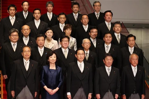 Tân Thủ tướng Nhật Bản Fumio Kishida (giữa, phía trước) chụp ảnh chung với các thành viên nội các tại thủ đô Tokyo, ngày 4/10/2021. (Ảnh: THX/TTXVN)