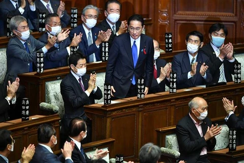 Tân Chủ tịch Đảng Dân chủ Tự do cầm quyền Nhật Bản Fumio Kishida (trung tâm) được Quốc hội bầu làm Thủ tướng, tại Tokyo, ngày 4/10/2021. (Ảnh: AFP/TTXVN)
