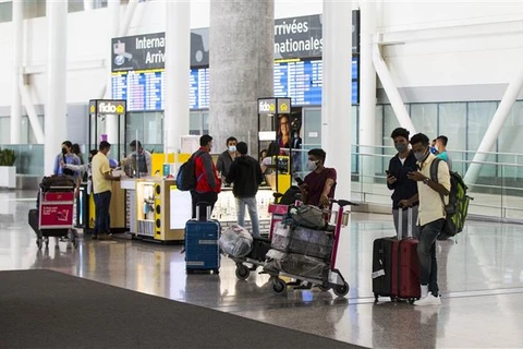 Hành khách tại sân bay quốc tế Toronto Pearson ở Ontario (Canada), ngày 7/9/2021. (Ảnh: THX/TTXVN)