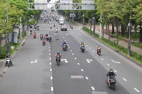 Đường phố đông đúc trở lại khi Thành phố Hồ Chí Minh nới lỏng giãn cách xã hội từ ngày 1/10/2021. (Ảnh: Xuân Tình/TTXVN)