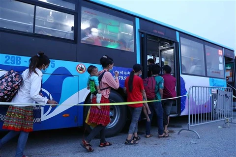 Người dân về từ các tỉnh phía Nam được phân vùng tại huyện Phú Xuyên (Hà Nội), để đưa lên xe buýt về địa phương. (Ảnh: Phạm Kiên/TTXVN)