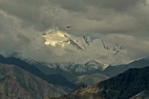 Một chiến đấu cơ của Ấn Độ bay qua Ladakh, gần khu vực biên giới Himalaya chưa được phân định với Trung Quốc. (Nguồn: france24.com)