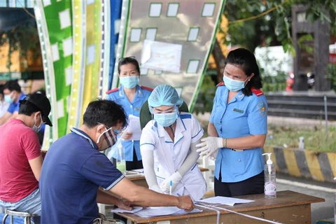 Khai báo y tế tại tỉnh Tây Ninh. (Ảnh: Thanh Tân/TTXVN)