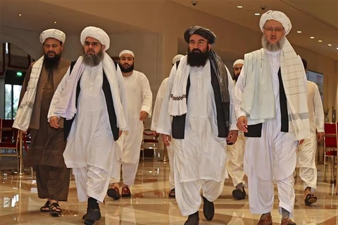 Phái đoàn quan chức Taliban tham gia đàm phán với đại diện Chính phủ Afghanistan tại Doha (Qatar), ngày 12/8/2021. (Ảnh: AFP/TTXVN)