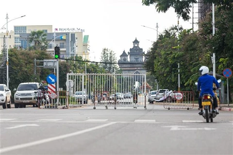 Phong tỏa để ngăn chặn sự lây lan của dịch COVID-19 tại một tuyến đường gần công viên giải trí Patuxay ở Vientiane (Lào), ngày 20/9/2021. (Ảnh: THX/TTXVN)