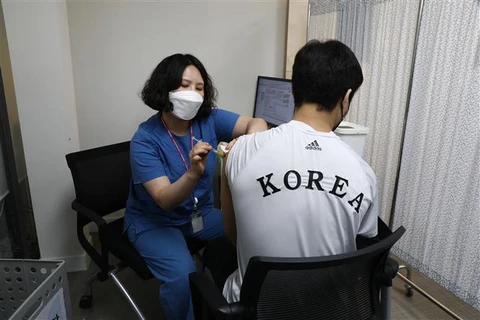 Nhân viên y tế tiêm vaccine phòng COVID-19 cho người dân tại Seoul (Hàn Quốc). (Ảnh: AFP/TTXVN)