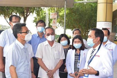 Phó Thủ tướng Vũ Đức Đam (trái, phía trước) kiểm tra công tác phòng, chống dịch COVID-19 tại Bệnh viện đa khoa Thanh Vũ Medic Bạc Liêu, hồi tháng 8/2021. (Ảnh: Nhật Bình/TTXVN)