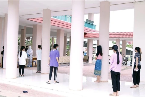 Hội người Việt Nam tại thủ đô Vientiane phối hợp với Bộ Y tế Lào tổ chức điểm xét nghiệm COVID-19 tại Ký túc xá sinh viên Việt Nam ở Vientiane. (Ảnh: Phạm Kiên/TTXVN)