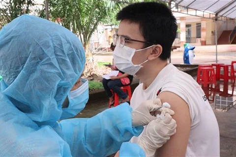 Tiêm vaccine cho người dân ở thành phố Đồng Xoài (Bình Phước), ngày 12/10/2021. (Ảnh: TTXVN)
