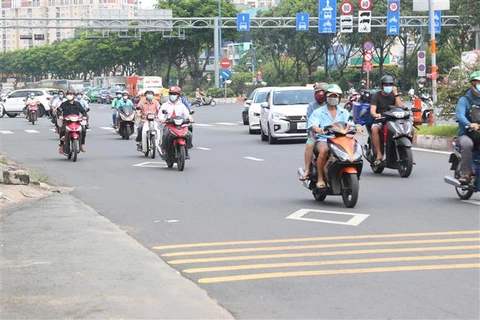 Các phương tiện di chuyển trên đường Trường Chinh (Thành phố Hồ Chí Minh) sau khi thành phố nới lỏng giãn cách xã hội, ngày 1/10/2021. (Ảnh: Xuân Tình/TTXVN)