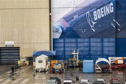 Công nhân làm việc tại một nhà máy của Boeing ở Everett, Washington (Mỹ). (Ảnh: AFP/TTXVN)
