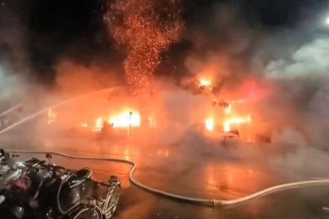 Lính cứu hỏa nỗ lực dập lửa tại tòa nhà ở Cao Hùng, miền nam Đài Loan (Trung Quốc) vào ngày 14/10/2021. (Nguồn: cnn.com)