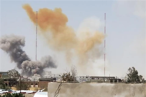 Khói bốc lên sau một cuộc không kích do Liên quân Arab tiến hành nhằm vào các căn cứ quân sự của lực lượng Houthi ở thủ đô Sanaa (Yemen), hồi tháng 3/2021. Ảnh: THX/TTXVN)