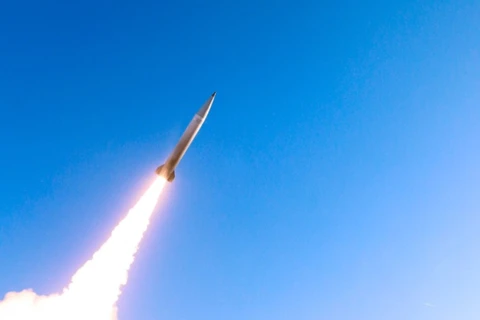 Tên lửa chính xác tầm xa của Lockheed Martin trong một vụ phóng thử nghiệm hồi tháng 5/2021. (Nguồn: defensedaily.com)