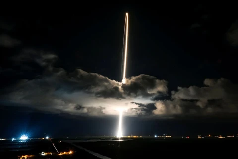 Tên lửa đẩy mang theo tàu Lucy rời bệ phóng tại Florida (Mỹ), sáng sớm ngày 16/10/2021. (Nguồn: reuters.com)