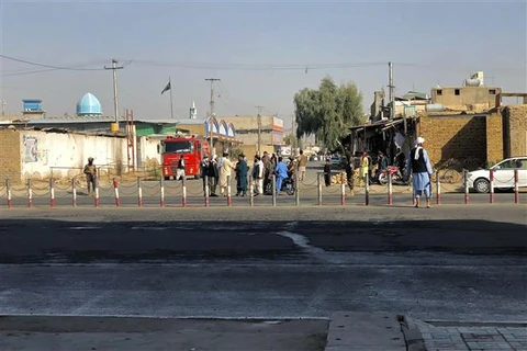 Các thành viên Taliban gác gần hiện trường vụ nổ tại thánh đường Hồi giáo ở thành phố Kandahar của Afghanistan, ngày 15/10/2021. (Ảnh: AFP/TTXVN)