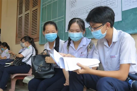 Các thí sinh ôn bài trước khi vào phòng thi trong kỳ thi tuyển sinh lớp 10 tại Khánh Hòa, hồi tháng 6/2021. (Ảnh: Phan Sáu/TTXVN)