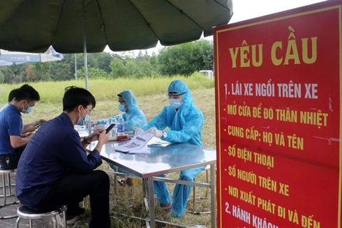 Người dân khai báo y tế trước khi vào tỉnh Phú Thọ, hồi tháng 7/2021. (Ảnh: Trung Kiên/TTXVN)
