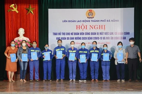 Lãnh đạo Liên đoàn Lao động thành phố Đà Nẵng trao quà hỗ trợ cho các nữ đoàn viên công đoàn. (Ảnh: Văn Dũng/TTXVN)