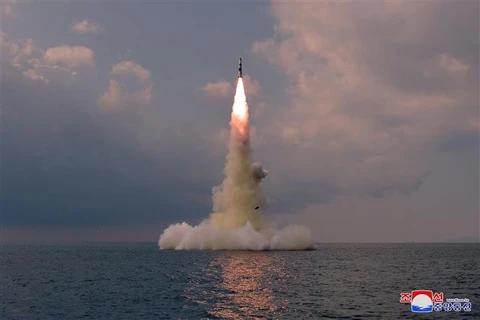 Tên lửa đạn đạo kiểu mới được phóng từ tàu ngầm tại vùng biển ở Sinpo (Triều Tiên), ngày 19/10/2021. (Ảnh: Yonhap/TTXVN)