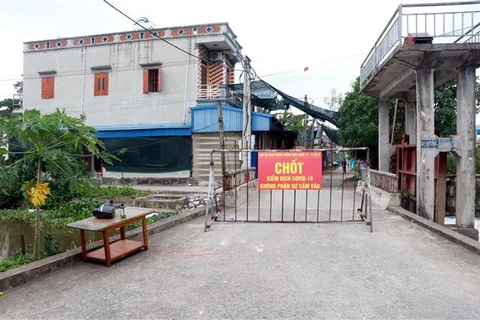 Một chốt kiểm soát dịch COVID-19 tại Nam Định, hồi tháng 5/2021. (Ảnh: Văn Đạt/TTXVN)
