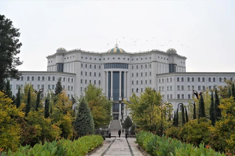 Thư viện Quốc gia Tajikistan giữa không gian xanh. (Ảnh: Duy Trinh/TTXVN)