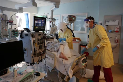 Nhân viên y tế điều trị cho bệnh nhân COVID-19 tại bệnh viện ở Portsmouth (Anh). (Ảnh: AFP/TTXVN)