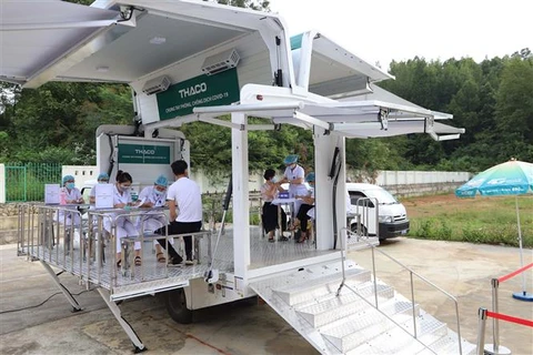 Tiêm vaccine phòng COVID-19 cho người dân trên xe tiêm chủng lưu động ở tỉnh Cao Bằng. (Ảnh: Chu Hiệu/TTXVN)