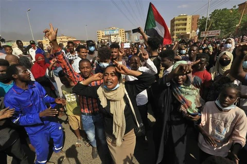 Người dân Sudan tuần hành phản đối cuộc đảo chính quân sự tại Khartoum, ngày 25/10/2021. (Ảnh: AFP/TTXVN)