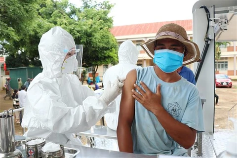 Tiêm vaccine phòng COVID-19 cho người dân ở Buôn Mê Thuột (Đắk Lắk). (Ảnh: TTXVN)
