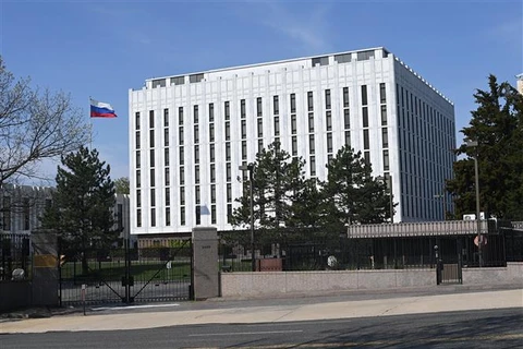 Quang cảnh bên ngoài Đại sứ quán Nga tại Washington, D.C. (Mỹ). (Ảnh: AFP/TTXVN)