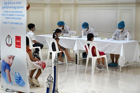 Một điểm tiêm chủng vaccine ngừa COVID-19 tại Phnom Penh (Campuchia). (Ảnh: AFP/TTXVN)
