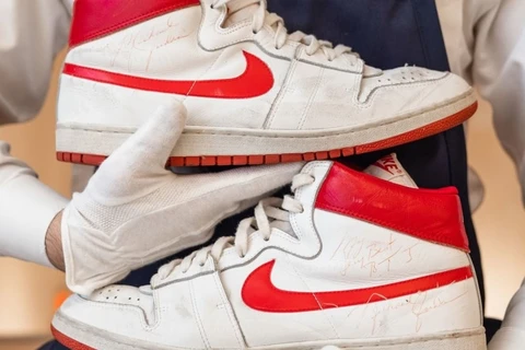 Đôi giày thể thao cũ của Michael Jordan được bán với giá 1,47 triệu USD. (Nguồn: cnn.com)