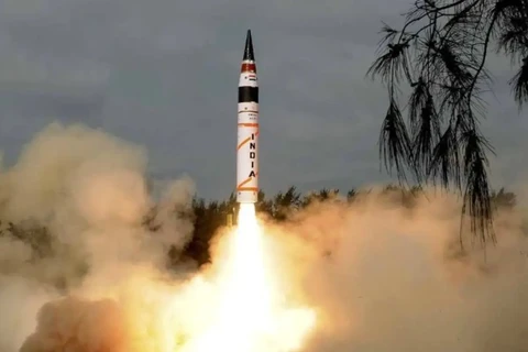 Ấn Độ phóng thử thành công tên lửa đạn đạo đất đối đất Agni-5. (Nguồn: india.com)