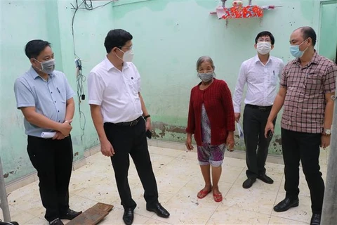 Phó Chủ tịch Ủy ban Nhân dân thành phố Đà Nẵng Trần Phước Sơn (thứ hai trái sang) cùng đoàn công tác kiểm tra hiện trường và lên kế hoạch hỗ trợ thiệt hại cho người dân. (Ảnh: Quốc Dũng/TTXVN)