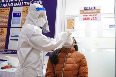 Nhân viên y tế của Thiện Nhân lấy mẫu xét nghiệm COVID-19 cho người dân Quảng Nam. (Nguồn: sggp.org.vn)