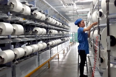 Công nhân làm việc tại nhà máy của Công ty Sợi Thế Kỷ. (Nguồn: vietnambiz.vn)