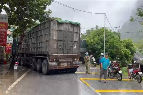 Vụ tai nạn giữa xe container và xe tải khiến giao thông ùn tắc kéo dài. (Ảnh: Nam Sương/TTXVN)