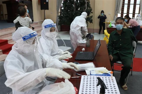 Lực lượng y tế nhập danh sách người dân thôn Cầu, xã Tự Lan, huyện Việt Yên (Bắc Giang) đến xét nghiệm COVID-19. (Ảnh: Danh Lam/TTXVN)