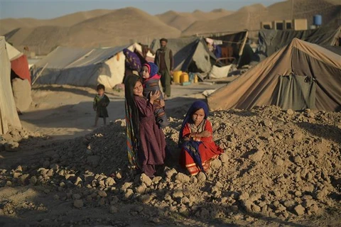 Trẻ em tại trại tị nạn Shamal Darya ở Qala-i-Naw, tỉnh Badghis (Afghanistan), ngày 14/10/2021. (Ảnh: AFP/ TTXVN)