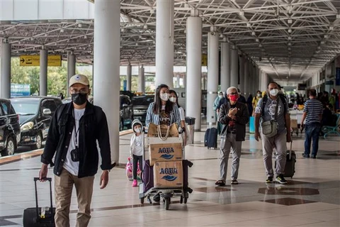 Hành khách tại sân bay quốc tế Juanda Surabaya ở Đông Java (Indonesia), ngày 5/5/2021. (Ảnh: AFP/TTXVN)